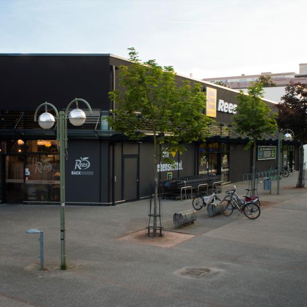 Edeka Rees dunkle Außenfassade