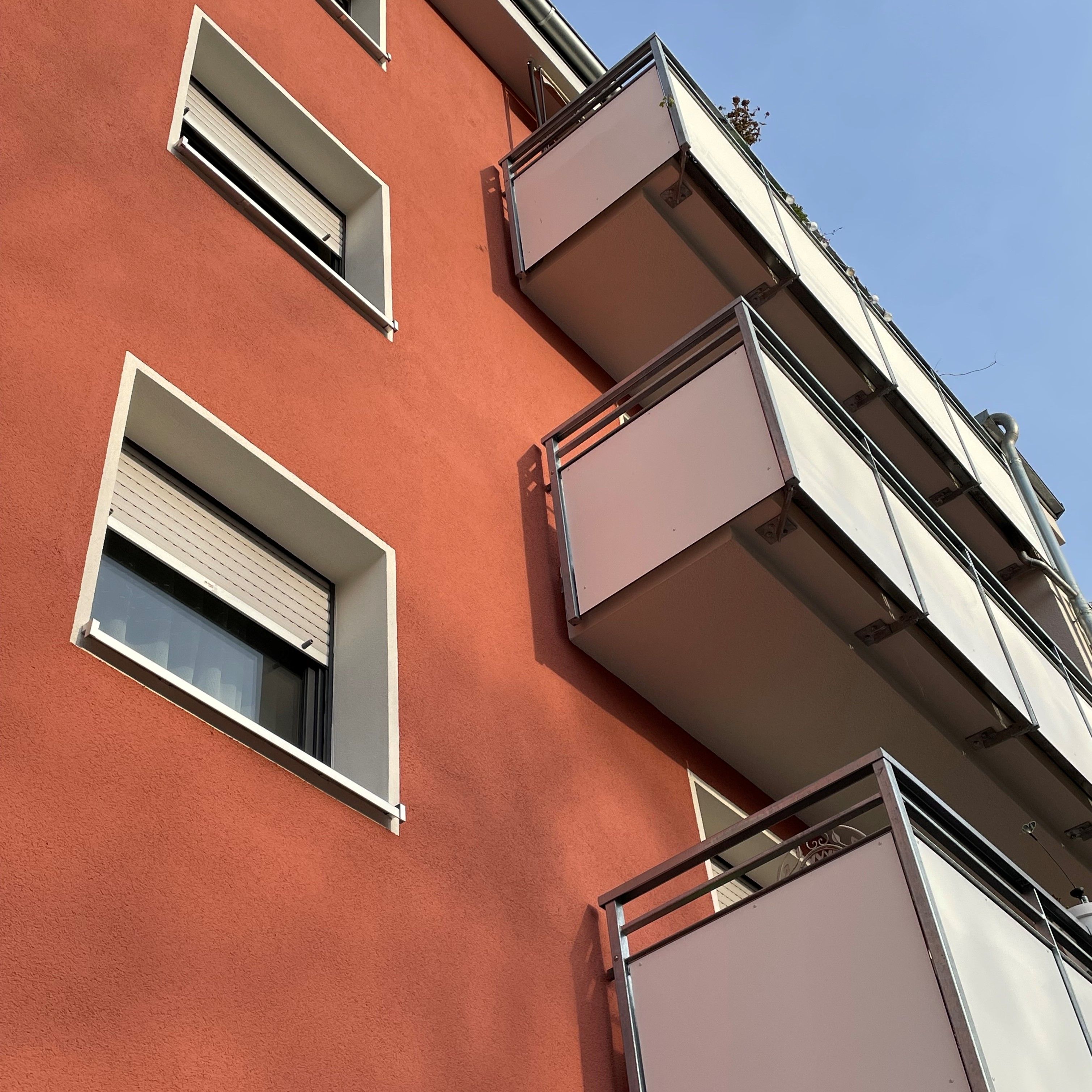 Wohnanlage Karlsruhe West neue Fassade in rot mit Balkone