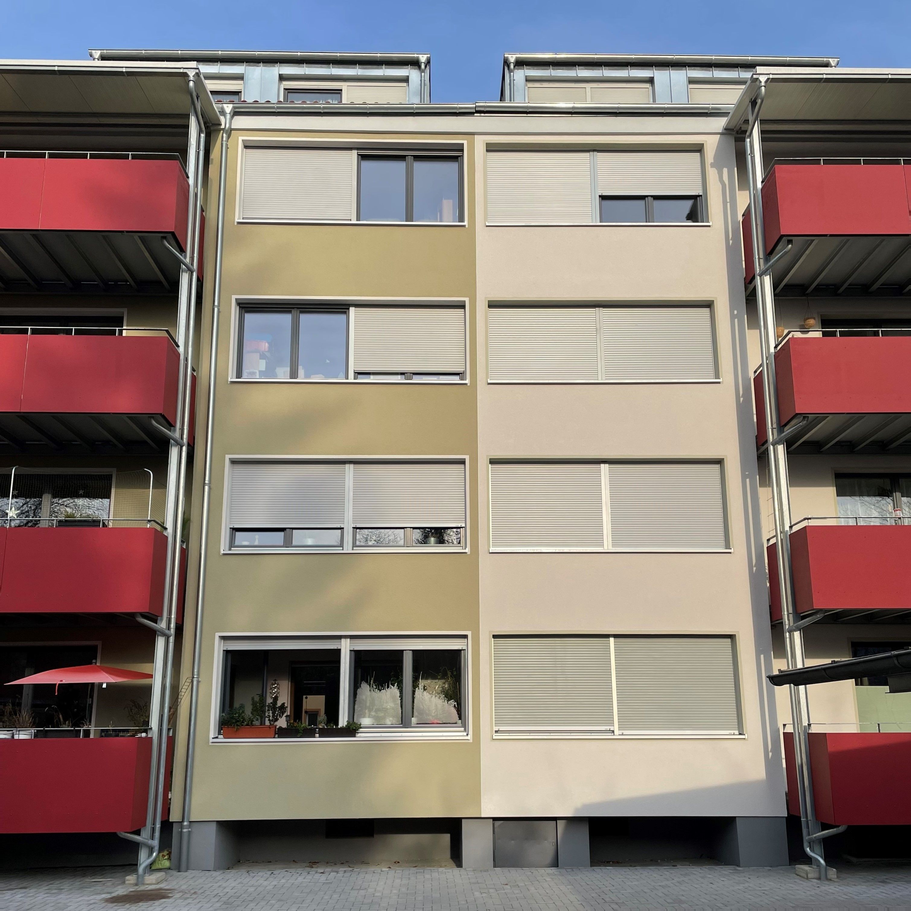 Wohnanlage Karlsruhe West neue Fassade mit Balkone