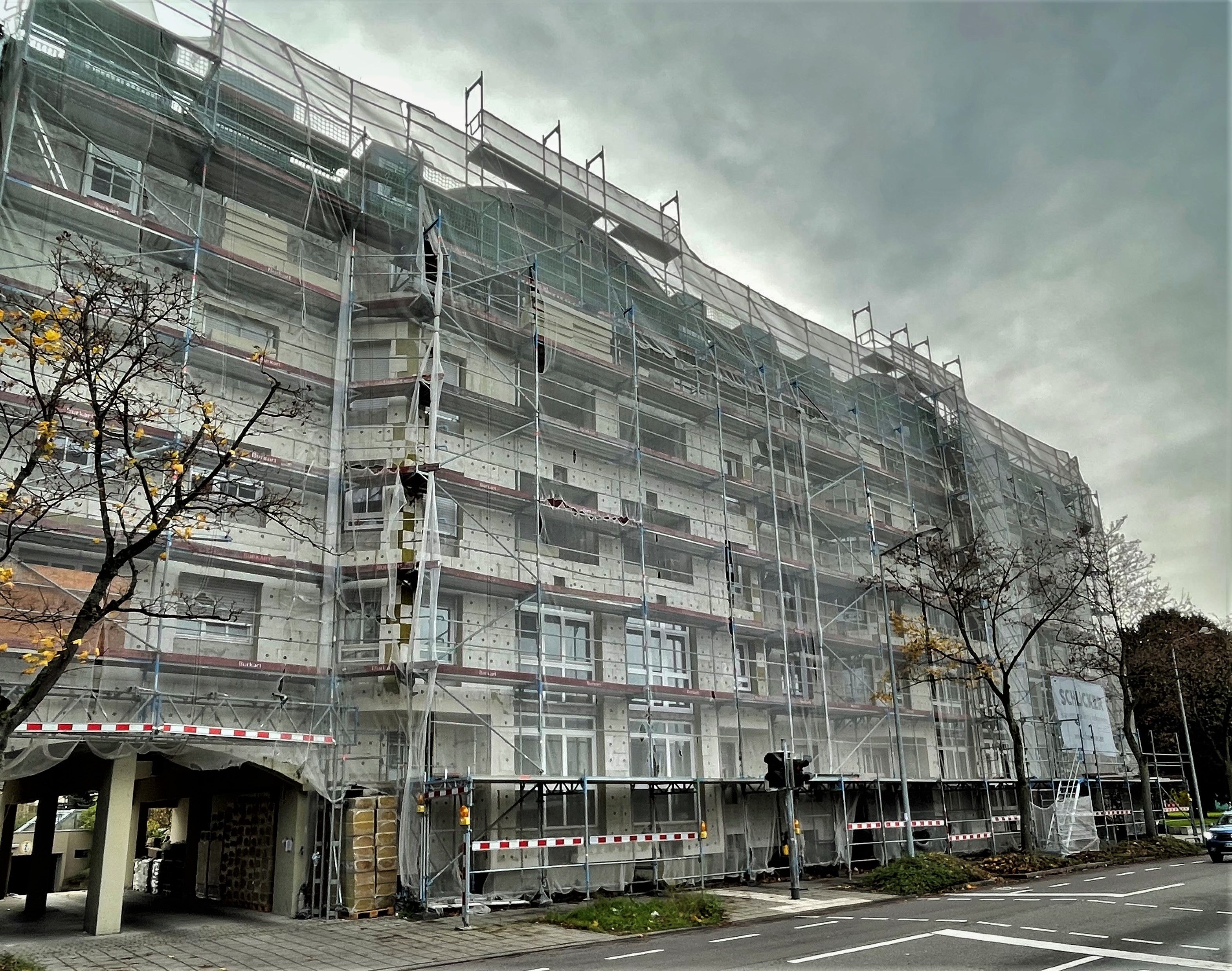 Hardtstraße Karlsruhe Außenfassade während des Umbaus mit Gerüst