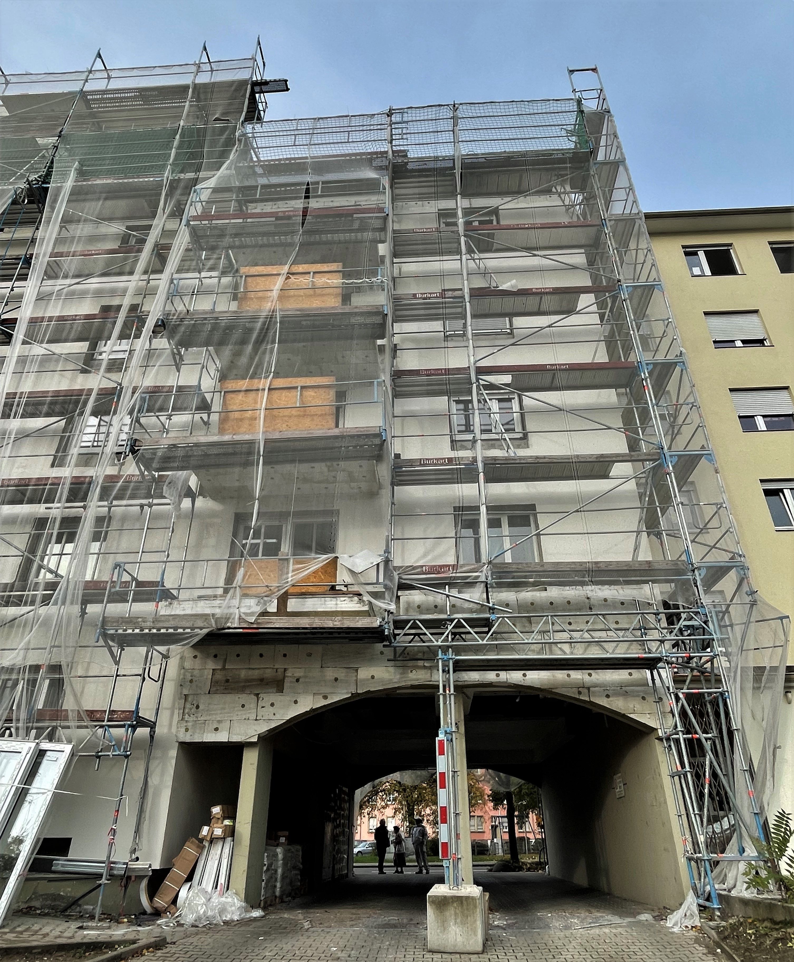 Hardtstraße Karlsruhe Außenfassade während des Umbaus mit Gerüst und Durchfahrt