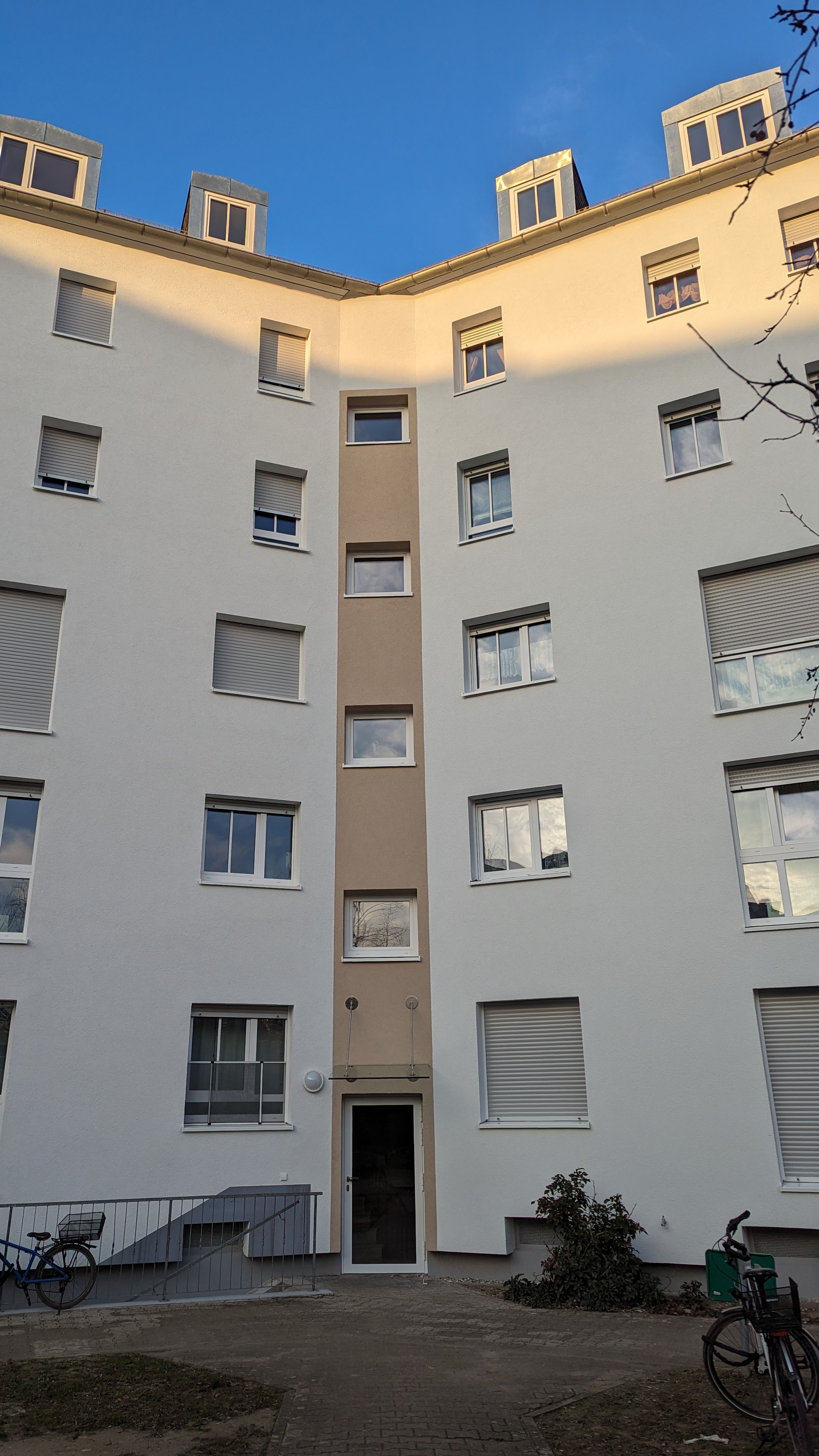 Innenhof mit Eingang zum Gebäude