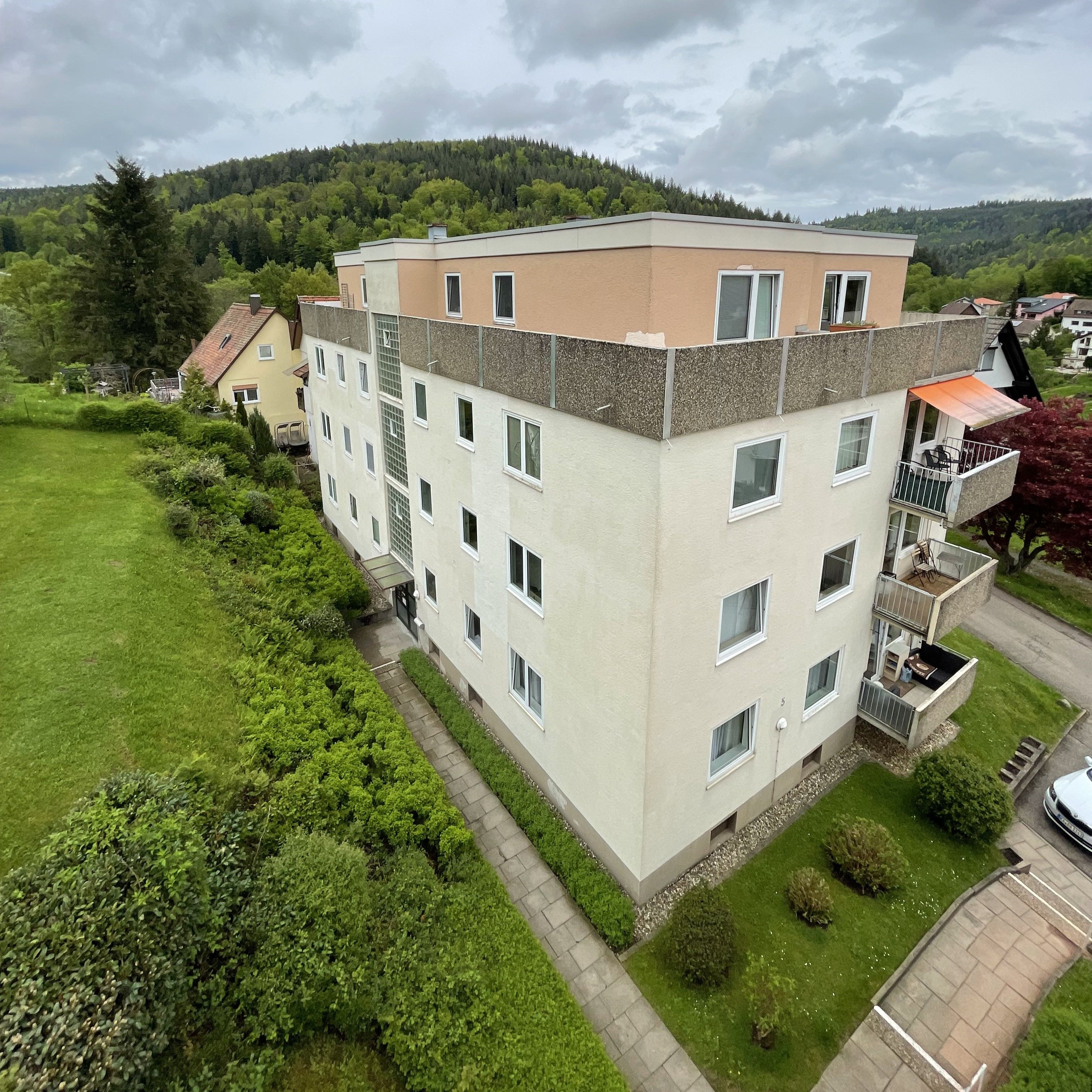 Altes, mehrstöckiges Hochhaus