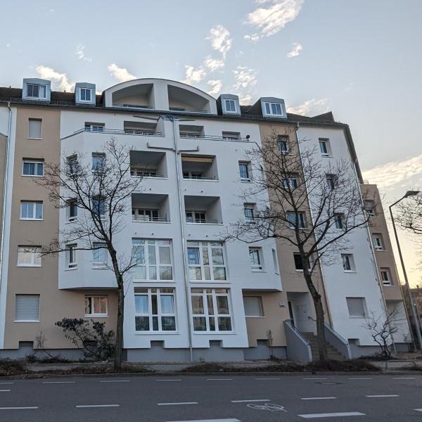 Mehrstöckiges Haus mit Glasfront