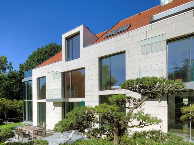 Wohnhaus mit Garten und Glasfront