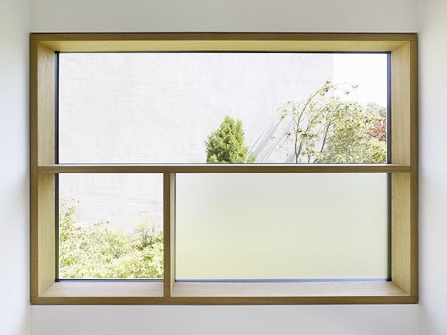 Dreiteiliges Holzfenster