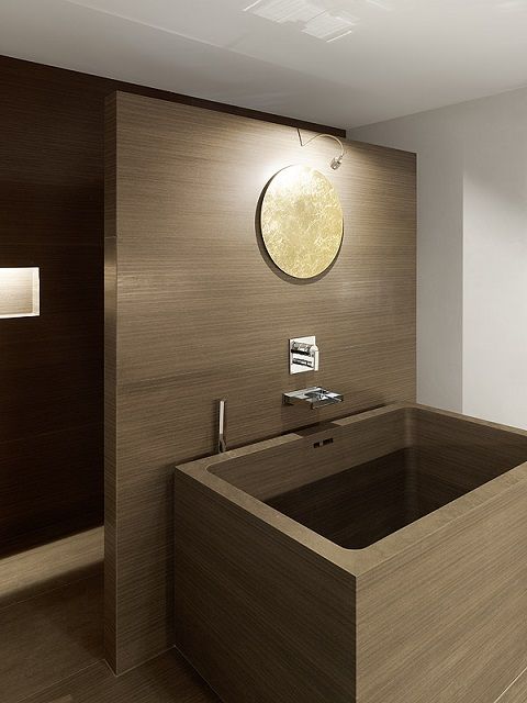 Dunkles Holzbad