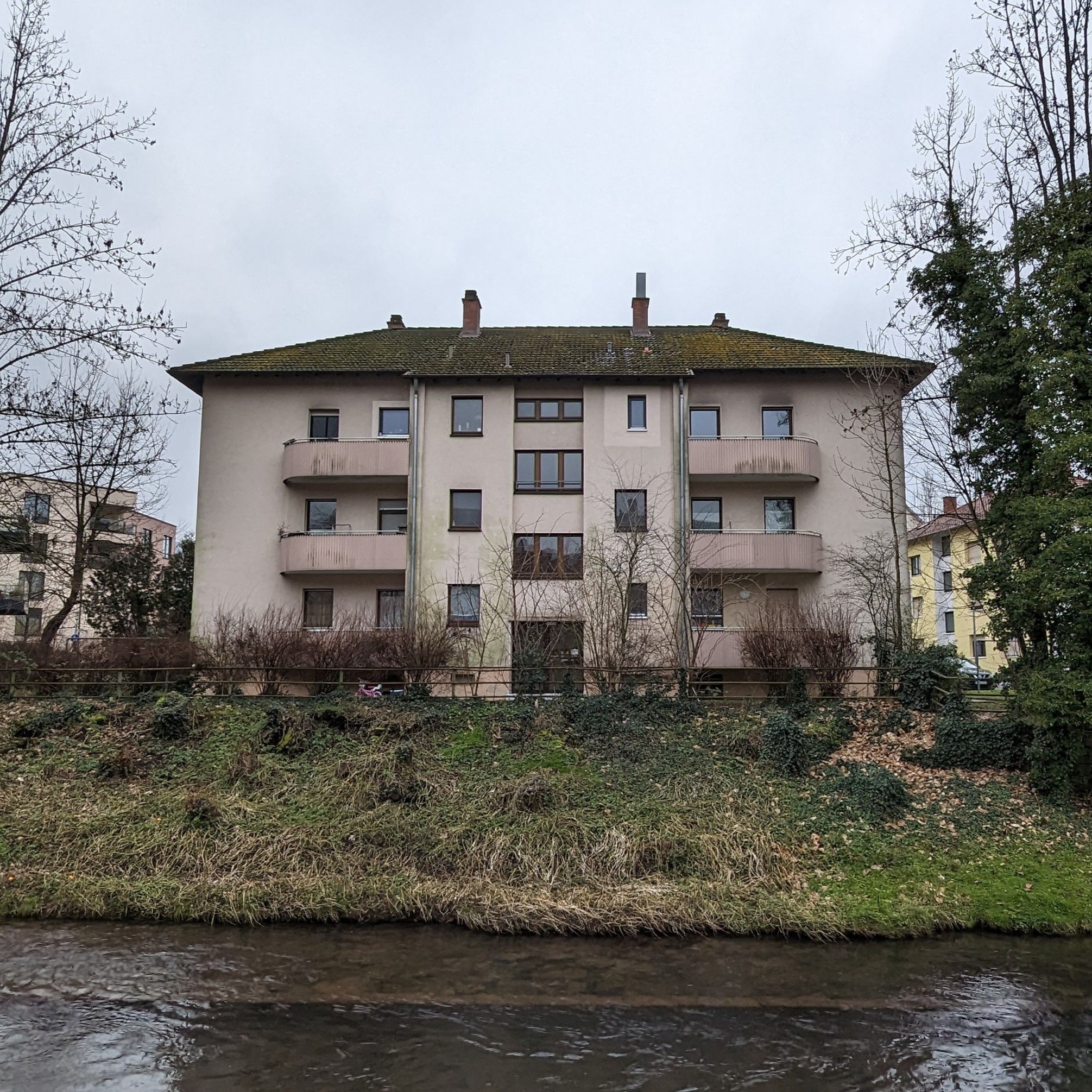 Hintere Außenfassade hinter einem Bach