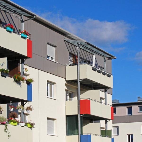 Außenfassade mit Balkon