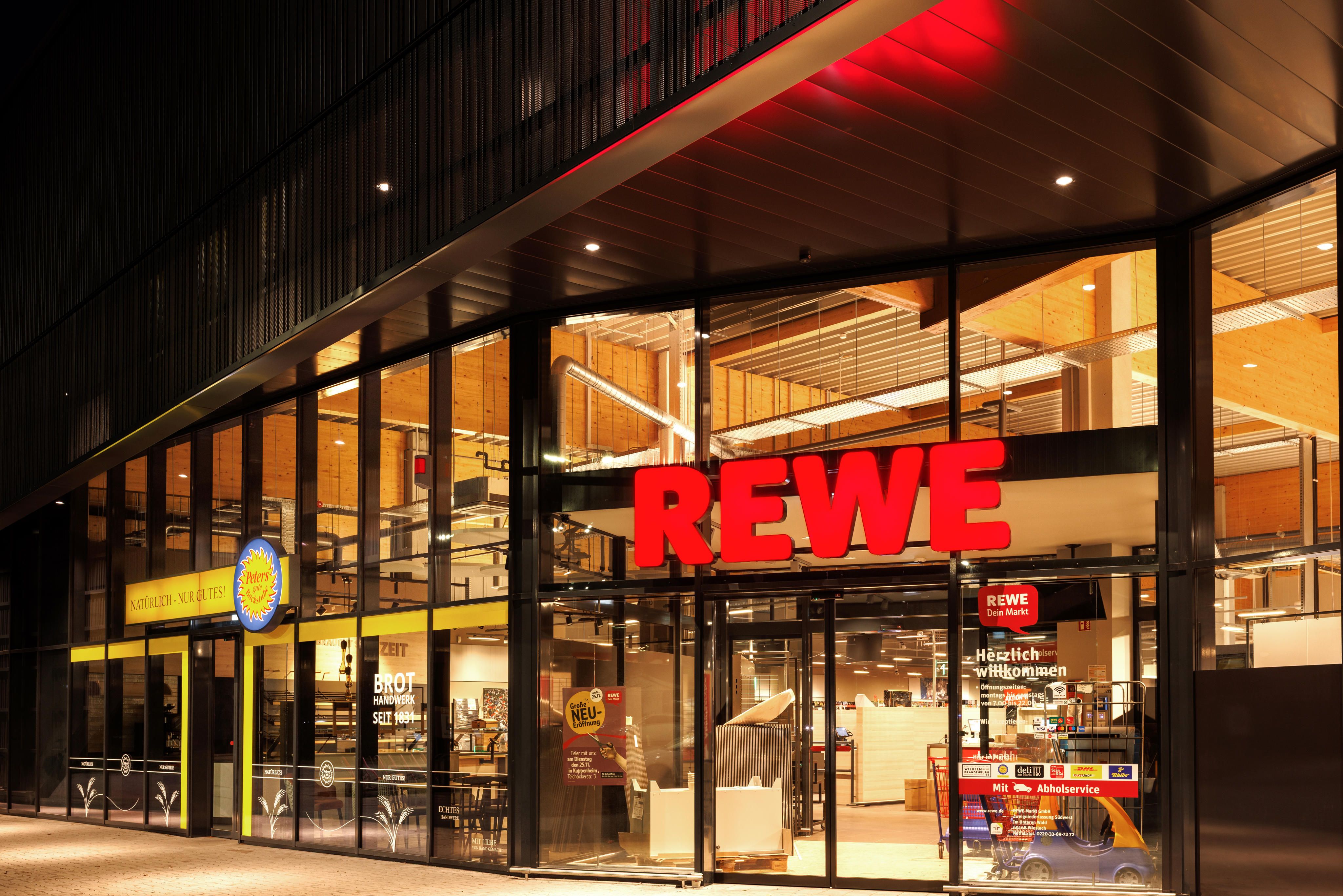 Rewe Glasfassade bei Nacht