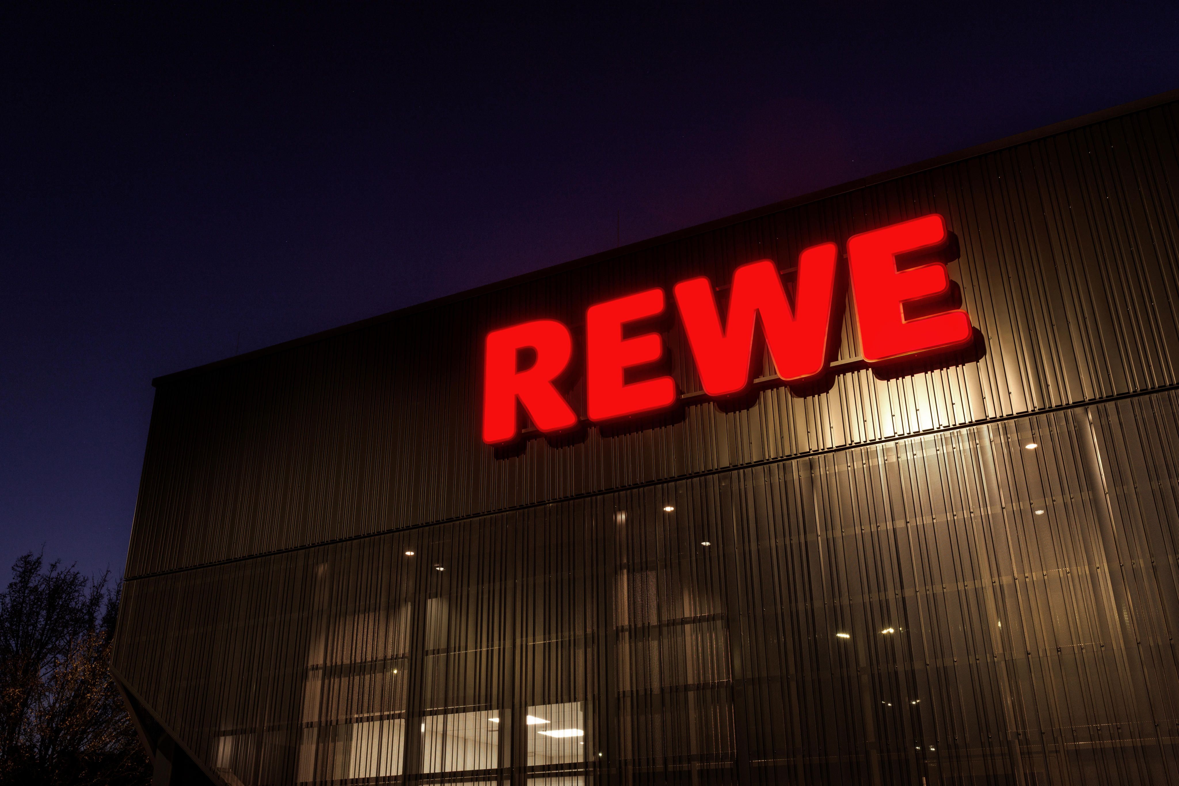 Rewe Außenfassade bei Nacht