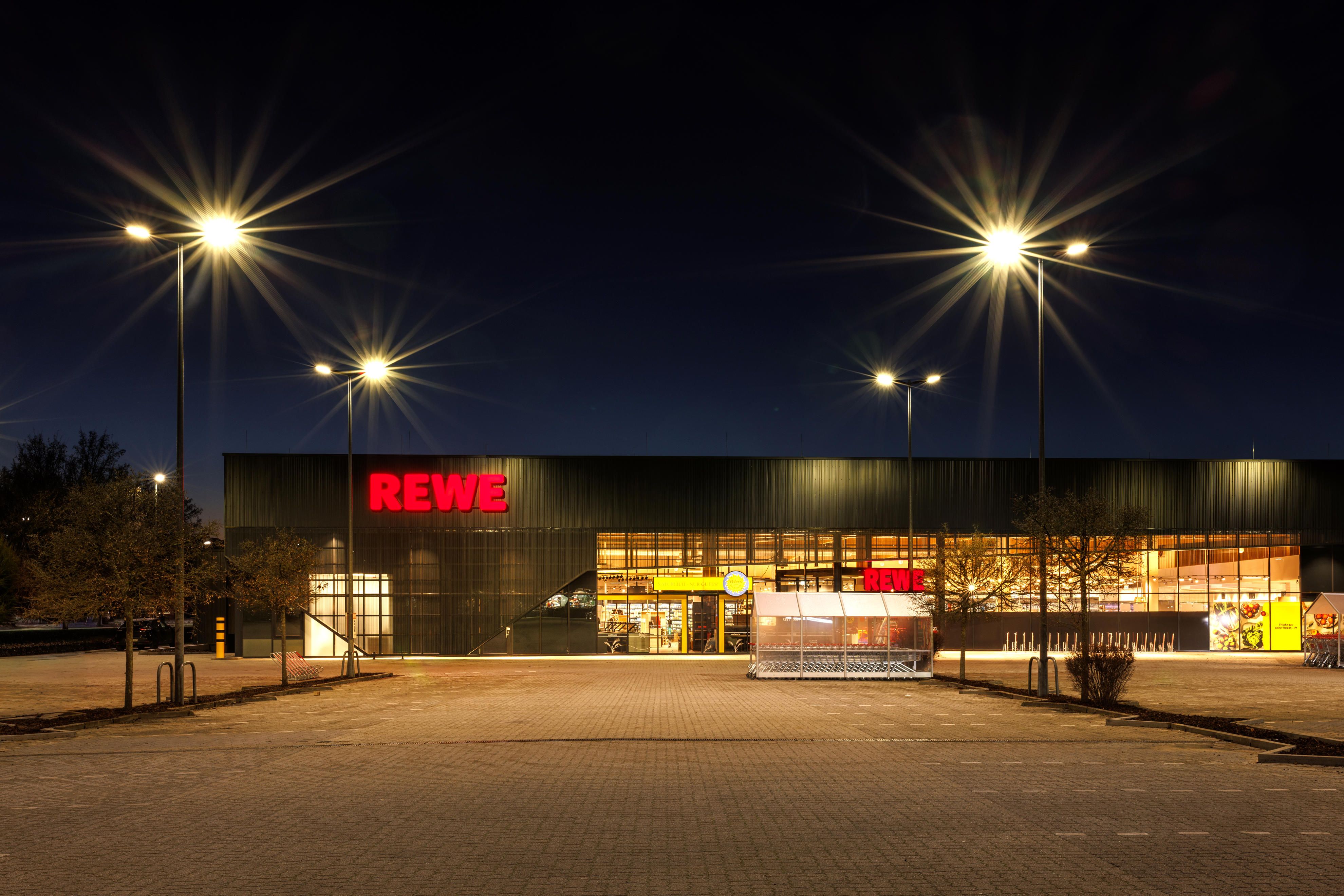 Rewe Außenfassade mit Parkplatz