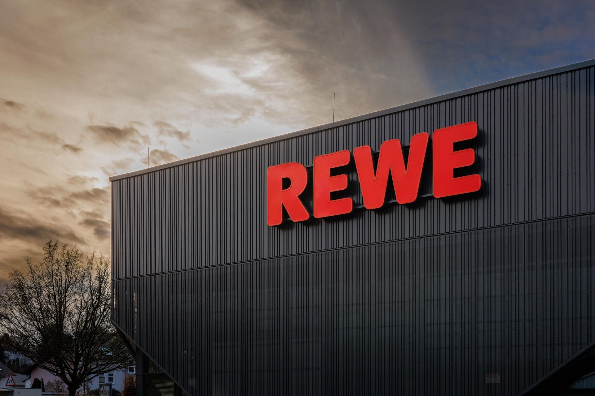 Rewe Außenfassade bei Dämmerung